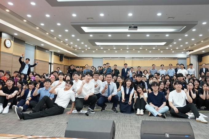 인천세관은 19일 청사 대강당에서 전 직원들이 참여한 가운데 개청 142주년기념 축하행사를 개최했다.