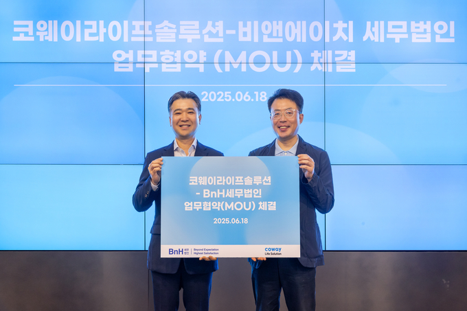 김명곤 코웨이라이프솔루션 대표이사(오른쪽)와 이명수 BnH세무법인 부대표가 지난 18일 서울 구로구 지타워 코웨이라이프솔루션 본사에서 열린 협약식에서 기념촬영을 하고 있다.(사진=코웨이라이프솔루션)