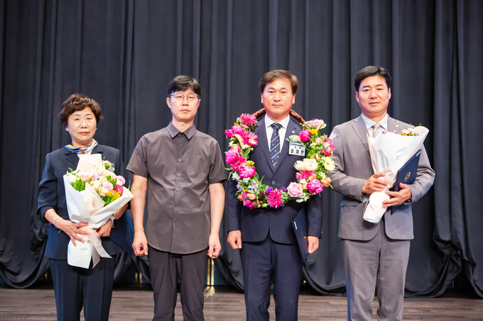 당선이 확정된 이재만 대구회장<오른쪽 두번째>과 류영애<맨왼쪽>·김준현<맨 오른쪽> 부회장이 기념촬영하고 있다.