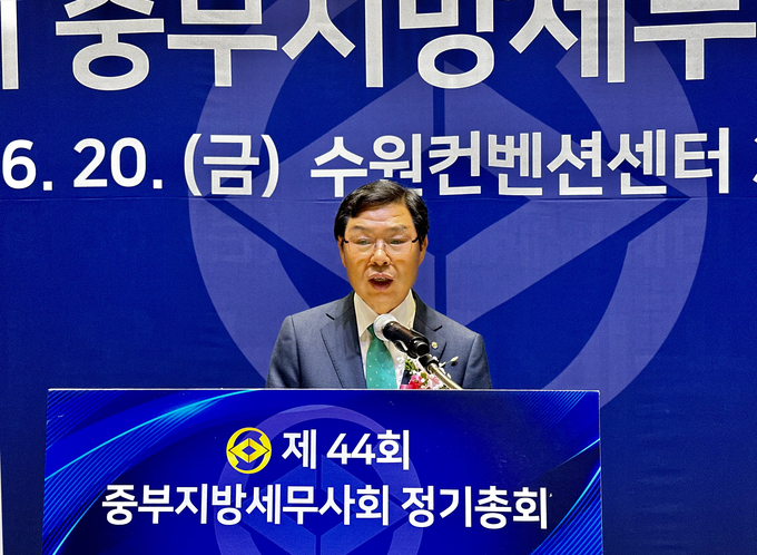 2년 임기를 마치는 이중건 중부지방세무사회장이 인사말을 하고 있다. 