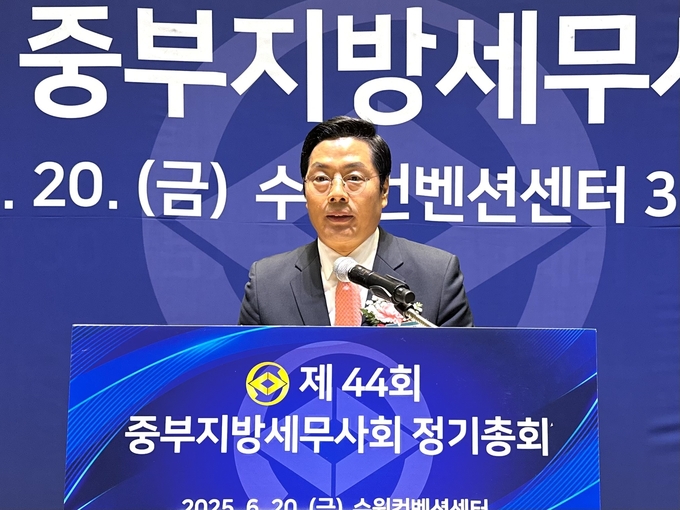 구재이 한국세무사회장이 축사를 하고 있다. 