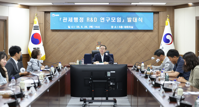 이명구 관세청 차장<가운데>이 26일 오후 정부대전청사에서 개최된 관세행정 연구개발 연구모임 발대식에서 직원들과 이야기를 나누고 있다.