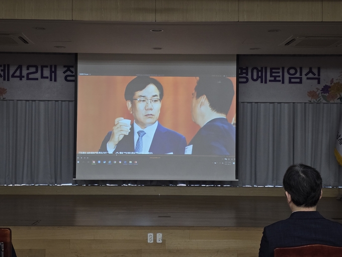 장신기 서장이 직접 열연한 퇴임영상은 위트와 재치로 웃음을 선사했다.