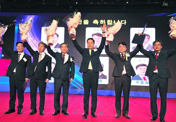 당선된 한국세무사회 제34대 임원진. 왼쪽부터 구광회·김관균 감사, 정해욱 윤리위원장, 구재이 회장, 김선명·최시헌 부회장. 