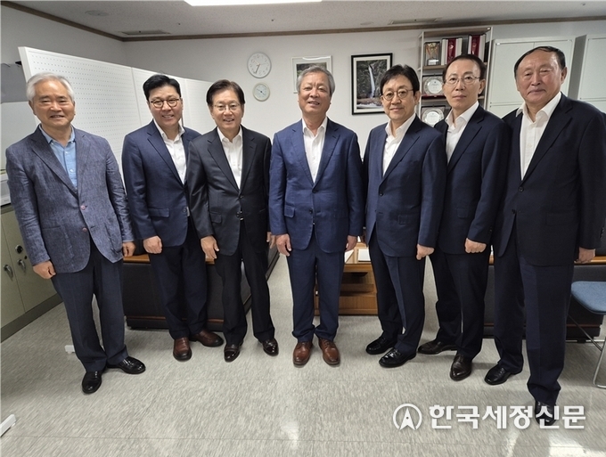 왼쪽부터 김남문·천영익 수석부회장, 김덕중 국세동우회장, 임창규·김봉래 수석부회장, 김연근 서울지방회장, 최진호 수석부회장. 