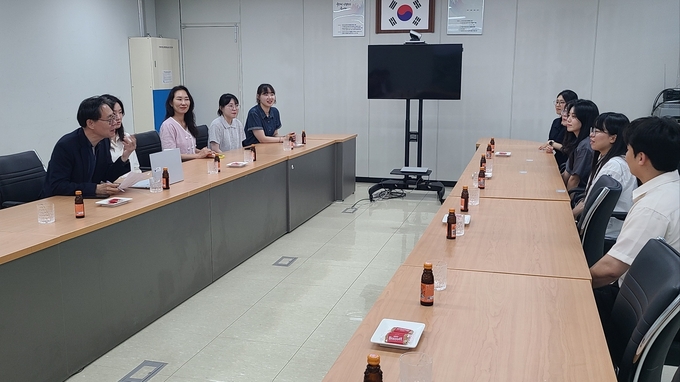 강민수 국세청장이 제주세무서 신규 직원 간담회에서 공직 팁을 전수하고 있다. 