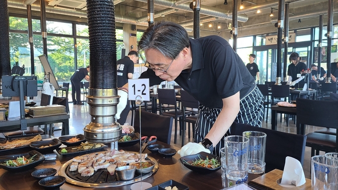 강민수 국세청장과 본청 부속실 직원, 김대원 교육원장과 박인호 제주세무서장 등이 교육생 도착에 앞서 삼겹살 만찬을 준비하고 있다. 