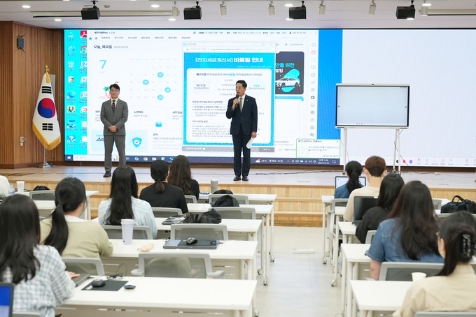 제63회 정기총회에서 연임을 확정한 구재이 한국세무사회장이 신규직원양성학교 교육생들에게 당부의 말을 전하고 있다. 
