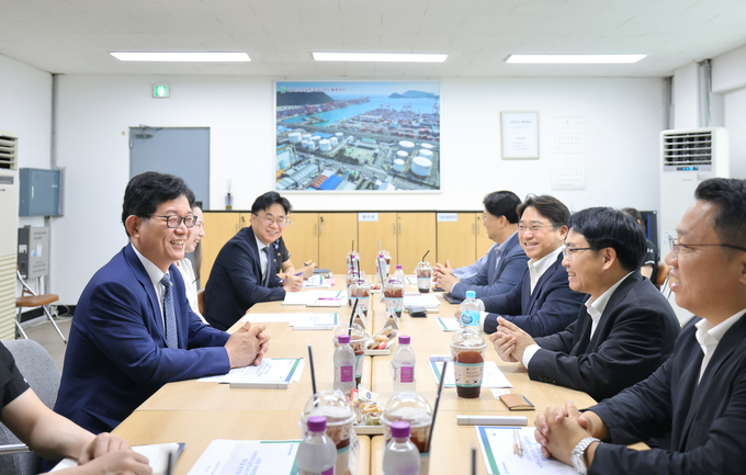  고광효 관세청장<왼쪽 첫번째>이 9일 부산 감만동에 소재한 HD현대오일뱅크(주) 부산 물류센터를 찾아 애로사항을 청취하고 있다.