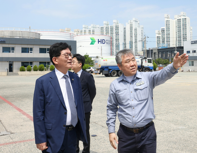 고광효 관세청장<왼쪽>이 9일 부산 감만동에 소재한 HD현대오일뱅크(주) 부산 물류센터를 방문해 석유 저장시설을 살펴보고 있다.