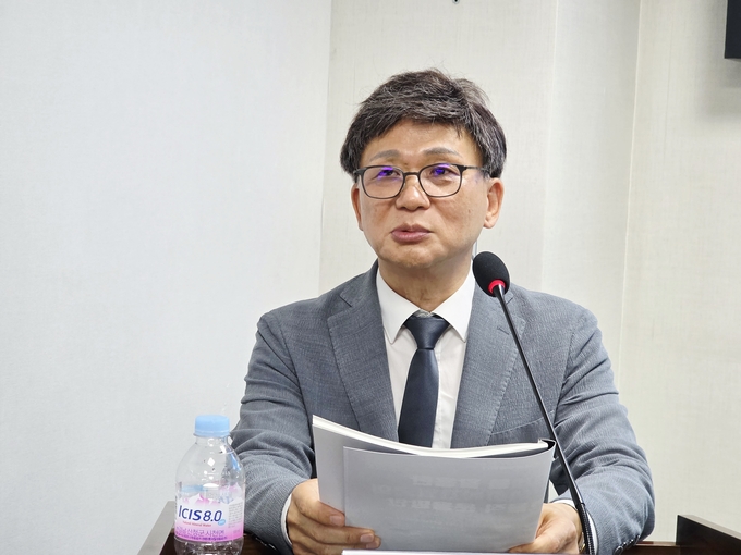 오문성 한국조세정책학회장이 세미나에서 인사말을 하고 있다. 