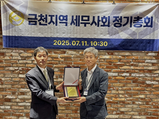 이창기 회장이 김창진<오른쪽> 전임 회장에게 감사패를 수여하고 있다. 