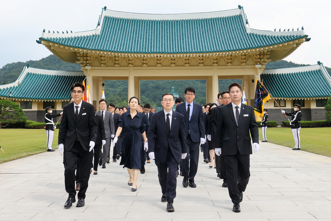 이명구 관세청장은 14일 오후 현충원을 참배했다.