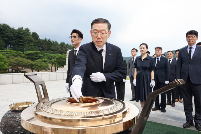 이명구 신임 관세청장이 분향하고 있다.(이상 사진=관세청)