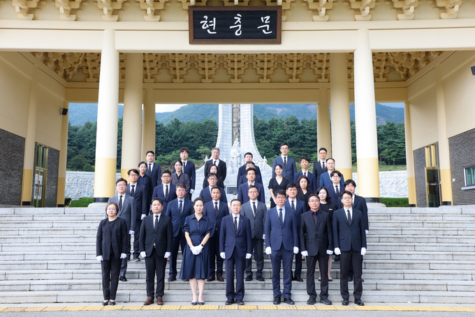 이명구 관세청장은 14일 간부들과 함께 국립대전현충원을 방문했다.