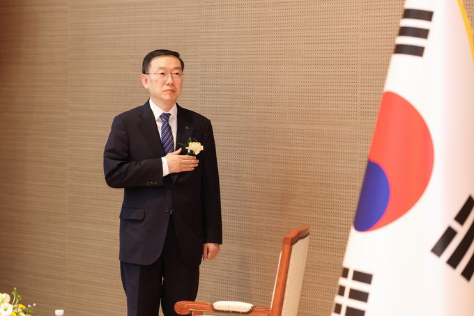 이명구 관세청장이 14일 취임식에서 국기에 대한 경례를 하고 있다.