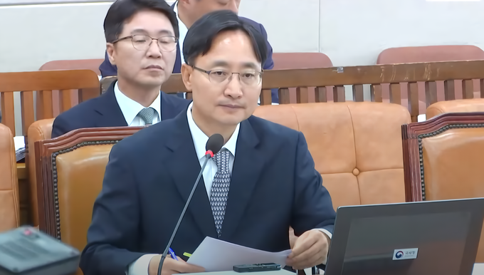 임광현 국세청장 후보자가 인사청문회에서 의원 질의를 듣고 있다<사진=국회방송 캡쳐>.