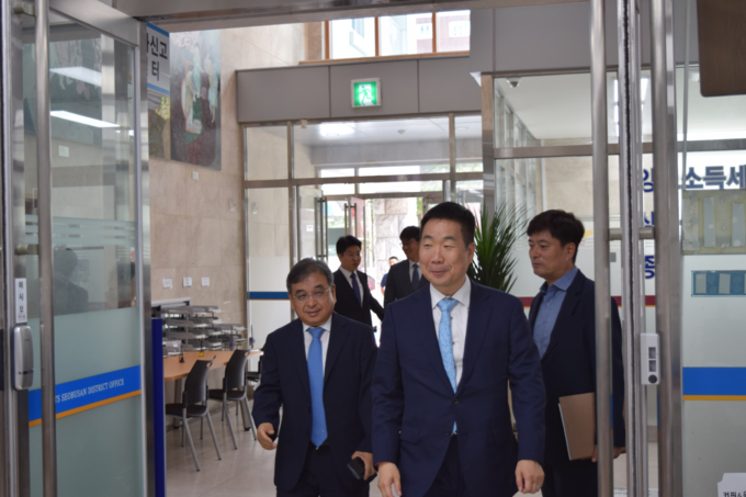 이동운 부산지방국세청장은 지난 14일 서부산세무서 부가세 신고센터를 찾아 운영상황을 살폈다. <사진=부산지방국세청>