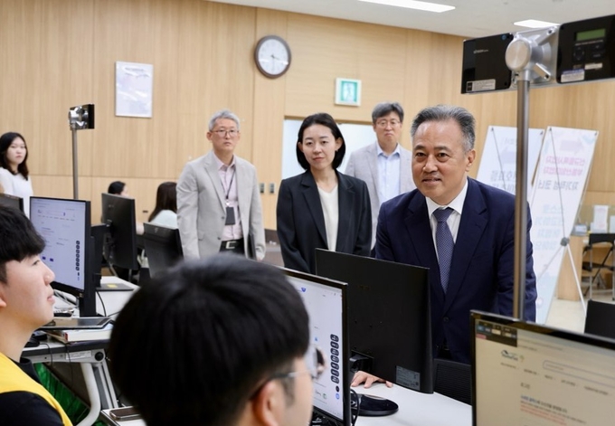 박재형 중부지방국세청장이 시흥세무서를 방문해 부가세 신고 진행 상황을 점검하고 있다. 