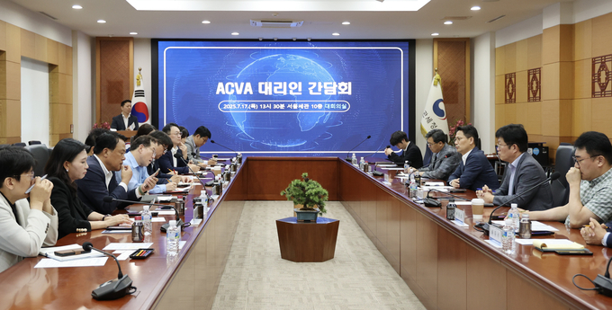 손성수 관세청 심사국장<오른쪽 중앙>이 17일 서울세관에서 열린 ACVA 대리인 간담회에서 참석자의 의견을 청취하고 있다.