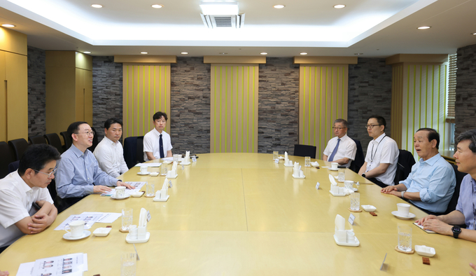 이명구 관세청장<왼쪽 두번째>이 18일 ㈜성우하이텍 서창공장을 방문해 업체 관계자들로부터 의견을 청취하고 있다.