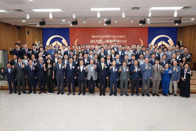 한국세무사회는 22일 6층 대강당에서 제34대 집행부 출범식을 가졌다.