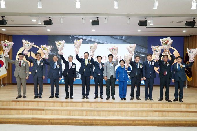구재이 회장과 최시헌 부회장 등 지난달 정기총회에서 선출된 본·지방회 임원들이 축하 꽃다발을 들며 회원들에게 인사하고 있다.