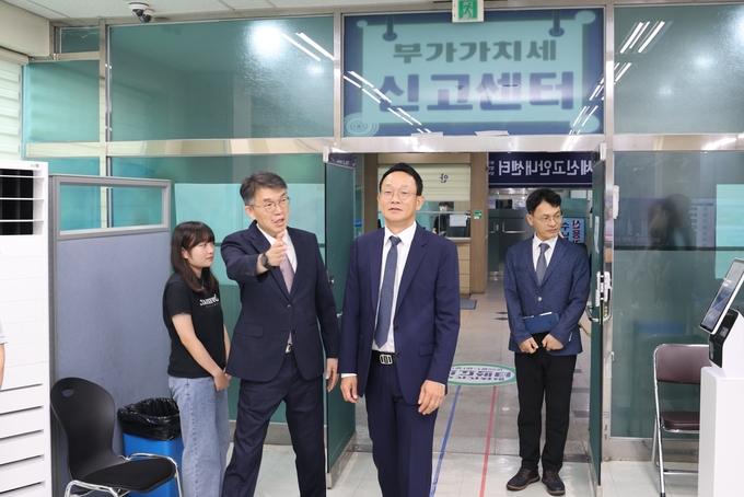 김국현 인천지방국세청장은 22일 부천세무서 신고센터를 방문해 부가세 신고상황을 점검했다. 