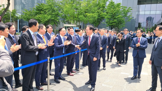 국세청 간부와 직원들이 떠나는 강민수 청장을 배웅하고 있다.