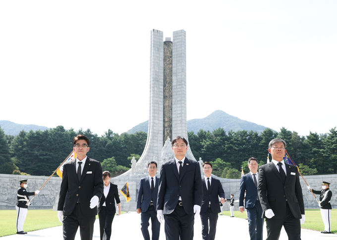 임광현 국세청장과 간부들이 현충원을 참배하고 있다. 