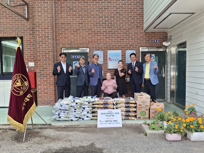 세세회는 지난 23일 경기도 광주시에 위치한 사회복지법인 은혜동산을 찾아 사랑의 쌀과 물품을 전달했다.