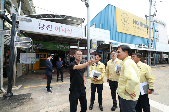 임광현 국세청장이 당진 어시장 입구에서 호우 피해 상황을 살펴보고 있다. 