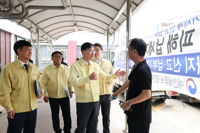 임광현 국세청장이 24일 집중호우 피해를 입은 당진 어시장을 찾아 상황을 살펴보고 있다.<사진=국세청>