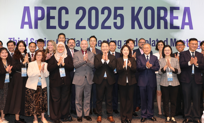 2025년 APEC 제2차 통관절차소위원회가 30일 인천 송도컨벤시아에서 개최된 가운데, 본회의 직후 박헌 관세청 국제관세협력국장<앞줄 오른쪽 다섯번째>이 참가국 대표단을 환영하고 있다.<사진=관세청>
