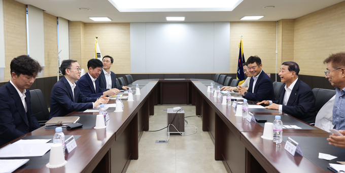 이명구 관세청장<왼쪽 두번째>이 30일 (주)서울화장품을 방문해 업체 관계자들과 대미 수출지원을 위한 간담회를 갖고 있다. 