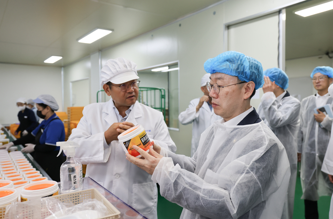 이명구 관세청장<오른쪽>이 30일 인천에 소재한 (주)서울화장품 생산 현장을 찾아 관계자의 설명을 듣고 있다. 