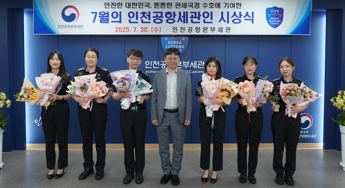 (왼쪽부터) 오연정·김남현·김수원 주무관, 김종호 인천공항세관장, 서연수·유지혜·우현지 주무관이 기념촬영하고 있다.