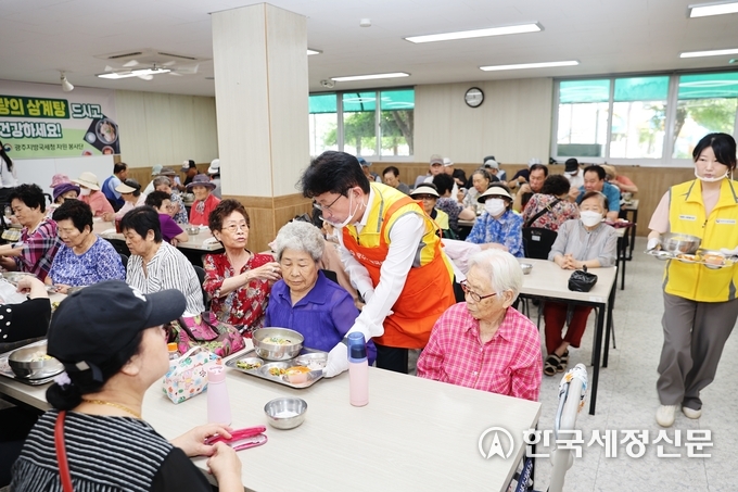 박광종 광주청장이 하남종합사회복지관에서 어르신들에게 ‘사랑의 삼계탕’을 제공하고 있다.