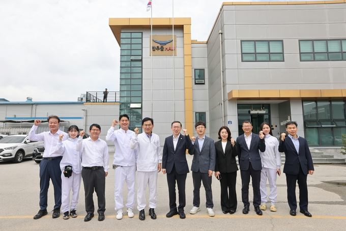 이명구 관세청장(가운데)이 7일 전북 김제에 소재한 농업회사법인(주) 한우물을 방문한 뒤 업체관계자 등과 기념 촬영하고 있다