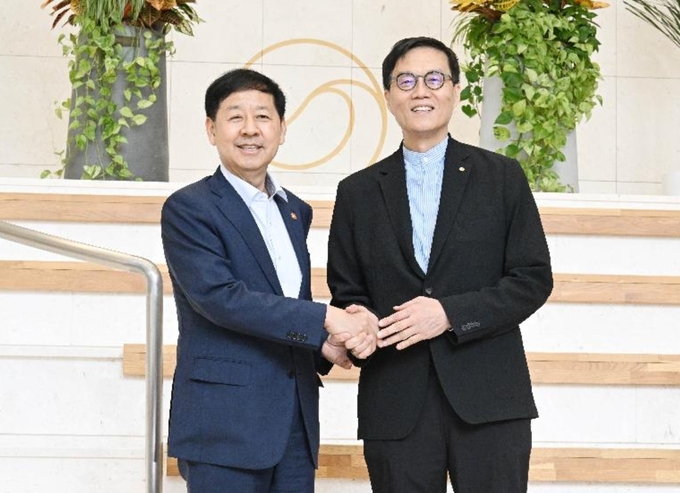 구윤철 부총리 겸 기획재정부 장관이 7일 한국은행을 방문, 이창용 총재와 악수하며 기념사진을 찍고 있다<사진=기재부>.