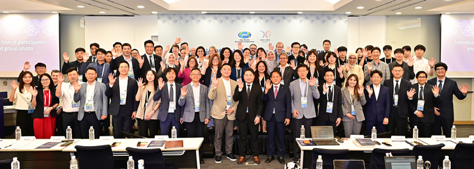 인천 송도 컨벤시아에서 열린 2025 APEC 통관절차소위원회(SCCP) 이커머스 워크숍에서 관계자들이 기념촬영하고 있다. 