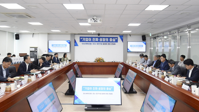 기획재정부는 8일 충북 오송 첨단의료복합단지에서 이형일 제1차관이 주재하고 관계부처, 유관기관, 바이오헬스 분야 중소·중견기업 5개사가 참여한 릴레이 현장 간담회를 개최했다<사진=기재부>. 