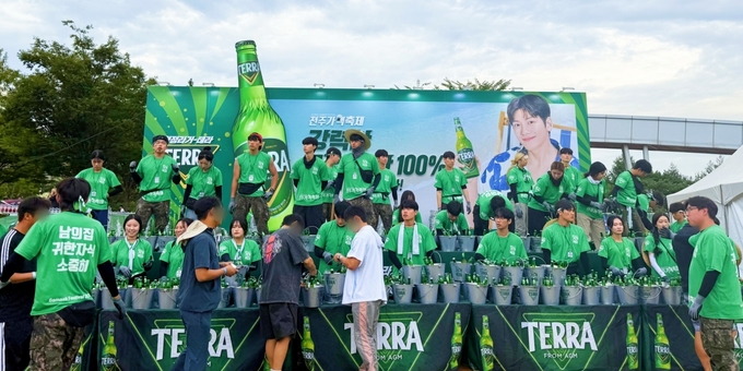 하이트진로는 2025 전주가맥축제에서 테라 맥주 연못을 운영했다. 