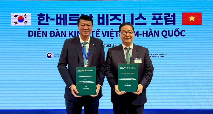 이호성 하나은행장(오른쪽)이 레 응옥 람 베트남투자개발은행장과 함께 국가 간 QR결제 서비스 활성화를 위한 업무협약서를 들고 기념촬영을 하고 있다. (사진=하나은행)
