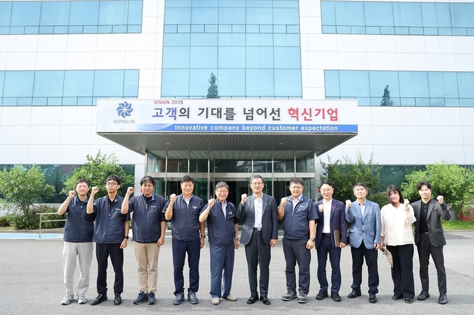고석진 서울세관장(가운데)은 지난 13일 광진기계를 방문해 자동차 부품 업계의 수출경쟁력 제고를 위한 간담회를 개최했다.