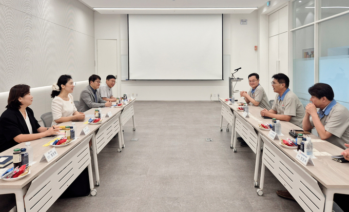 민희 평택세관장 (왼쪽 두번째)가 오뚜기라면과 K-푸드 수출 지원을 위한 간담회를 갖고 있다.