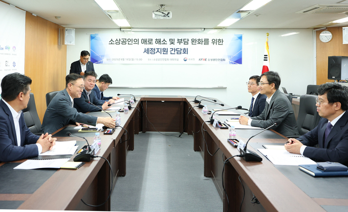 국세청은 소상공인연합회와 18일 연합회 대회의실에서 세정지원 간담회를 가졌다<사진 오른쪽 두번째 임광현 국세청장>. 