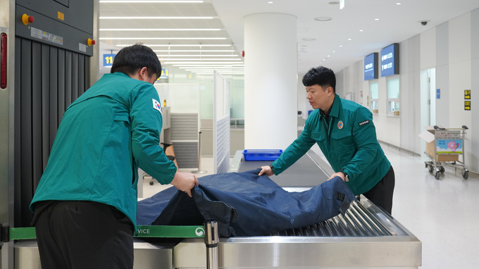 관세청 직원들이 18일 인천공항세관에서 진행된 2025년 을지연습 비상상황 대응역량 강화 훈련을 하고 있다.