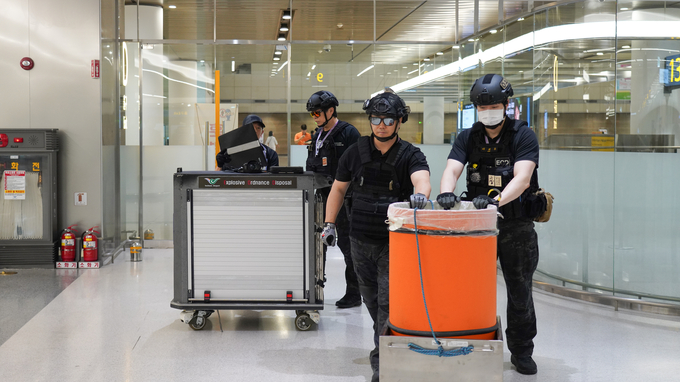 인천공항 폭발물처리반이 18일 인천공항세관에서 실시한 2025년 을지연습 훈련에서 폭발물 발견 시 초동 대응 절차 등을 점검하고 있다.