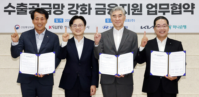 하나은행은 지난 18일 충남 아산시에 소재한 디와이오토 본사에서 ‘자동차 산업 수출 공급망 강화를 위한 금융지원’ 업무협약을 체결했다. 오른쪽부터 이호성 하나은행장, 성 김 현대차그룹 사장, 김정관 산업통상자원부 장관, 장영진 한국무역보험공사 사장이 기념촬영하고 있다.